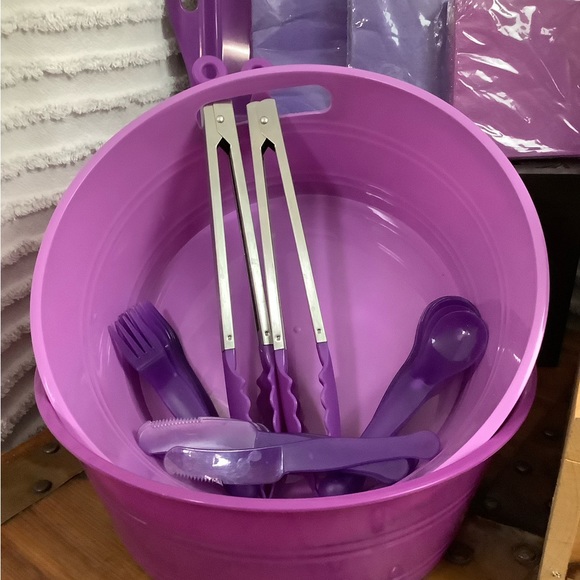 Collection of Party Dinnerware Plates/Serving Bowls & Trays - Picture 6 of 7